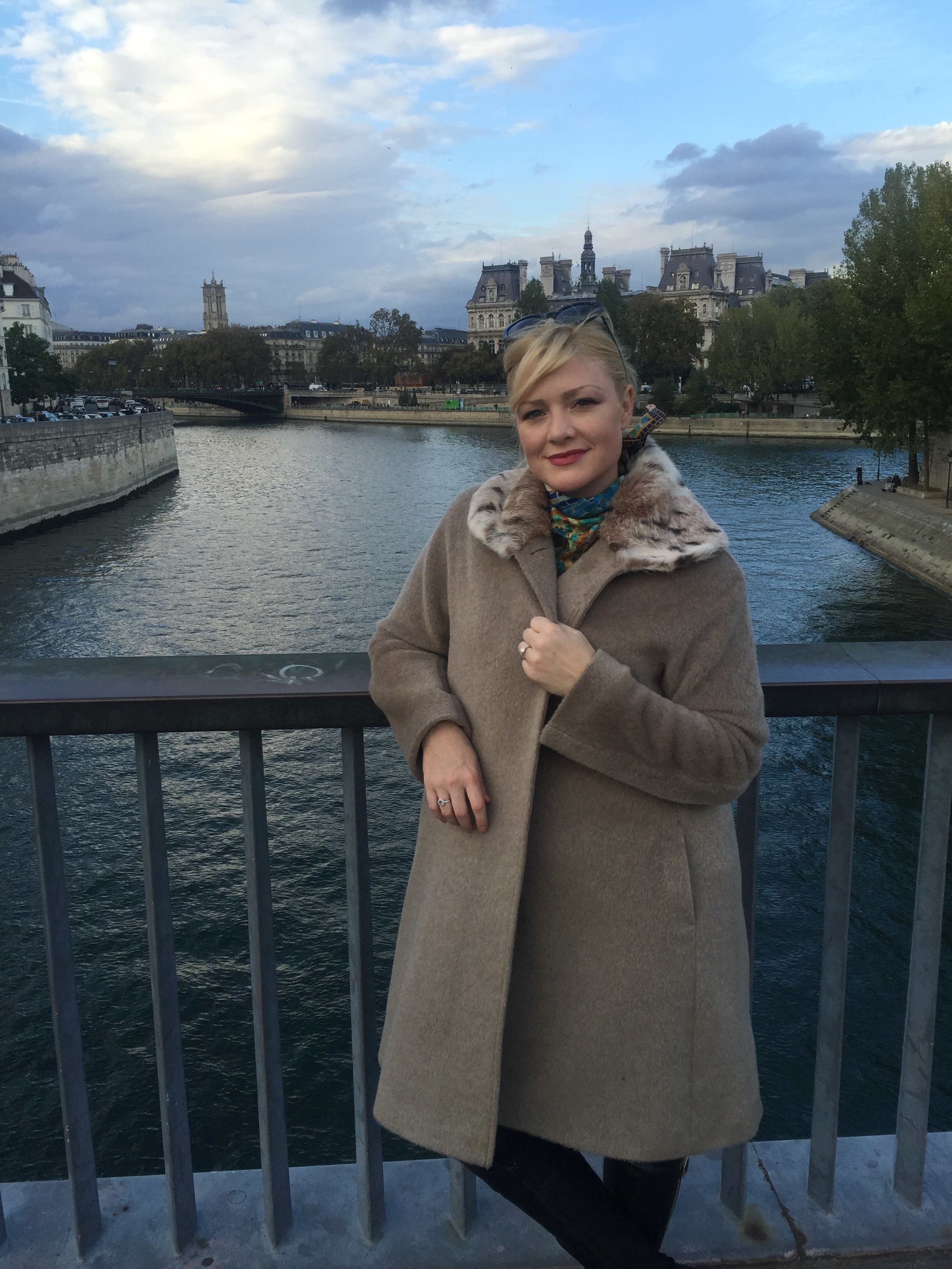 Lauren poses on the Pont de Notre Dame