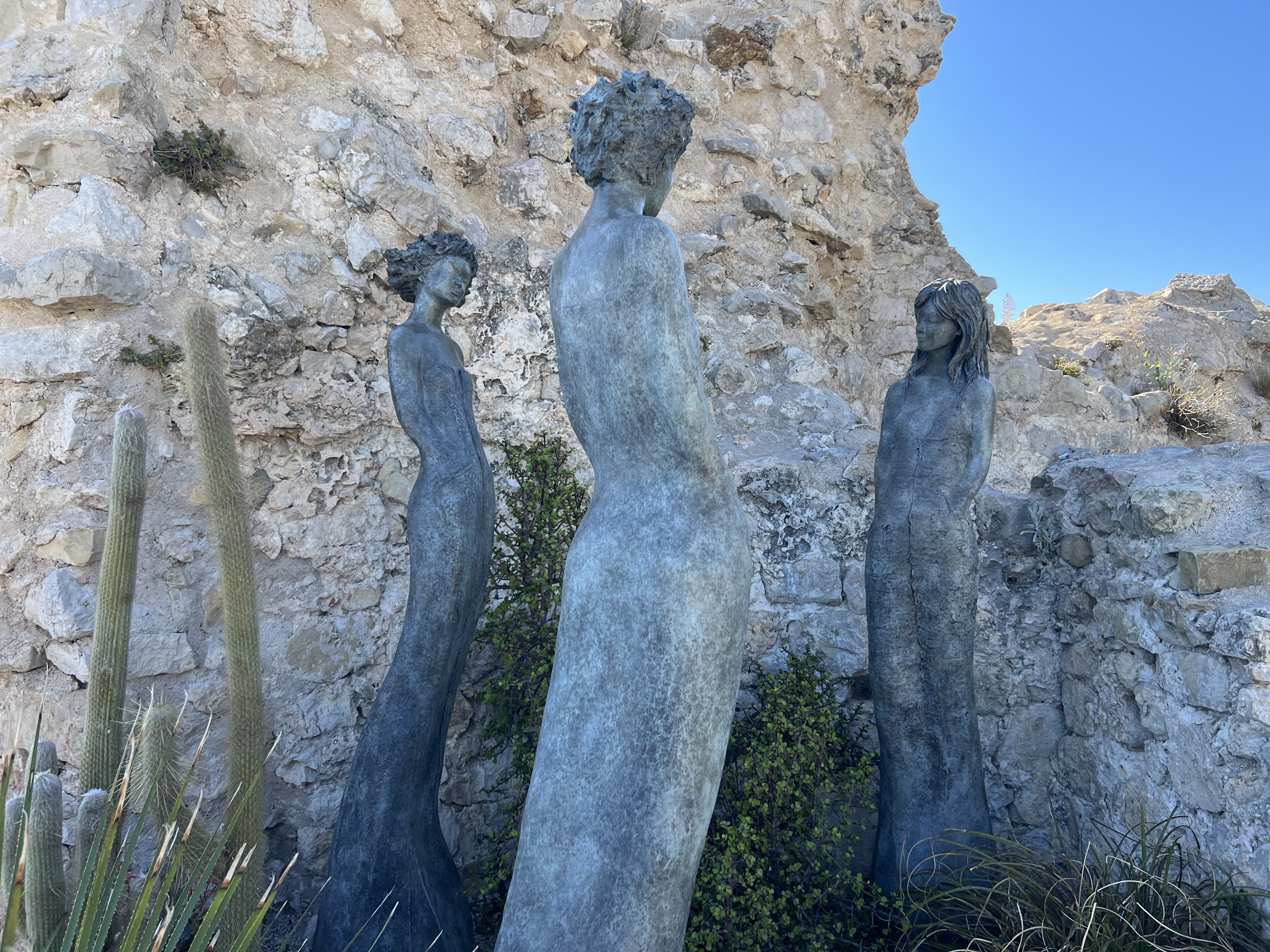 Maternal statues in the garden