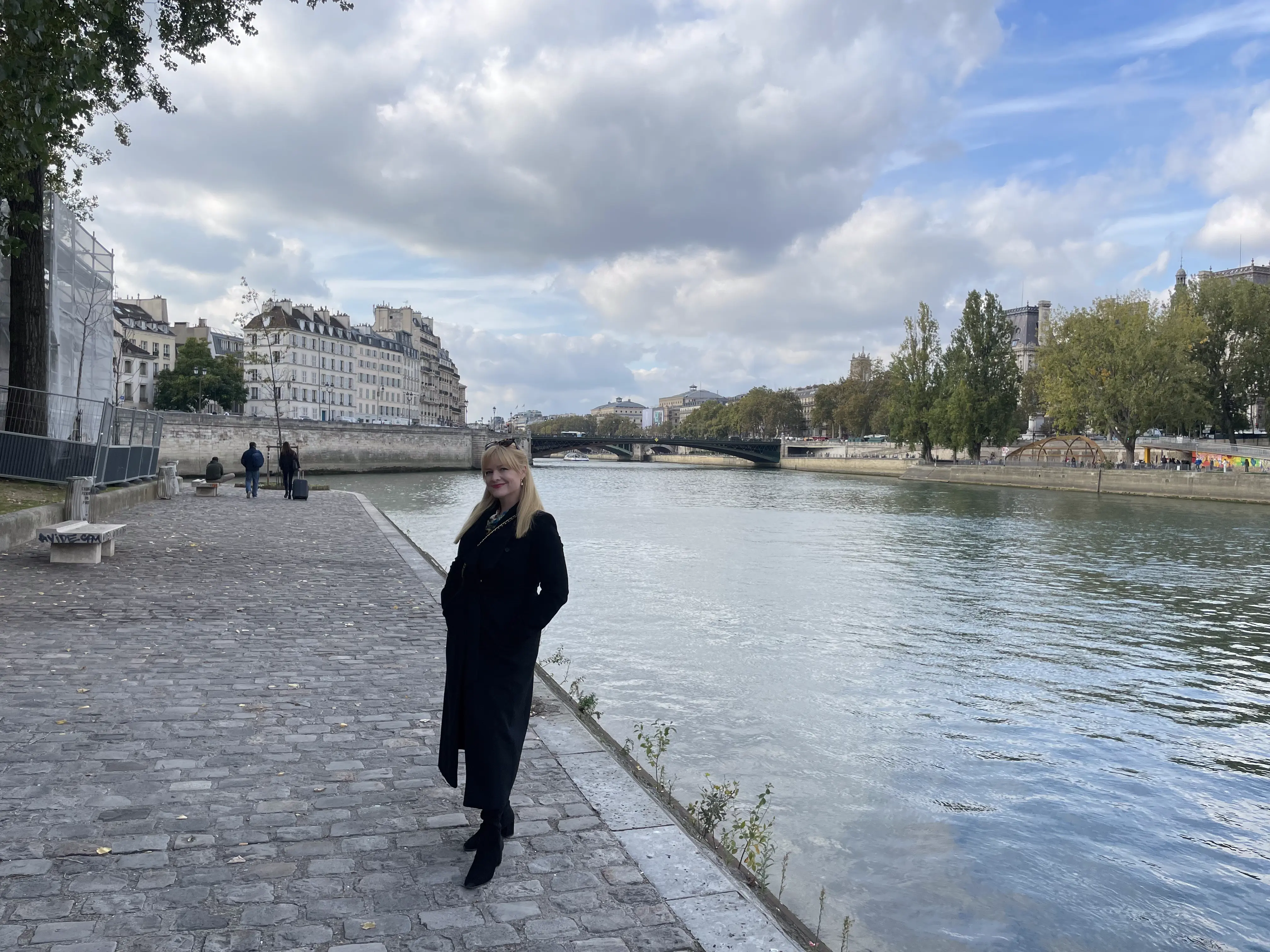More walking along the Seine